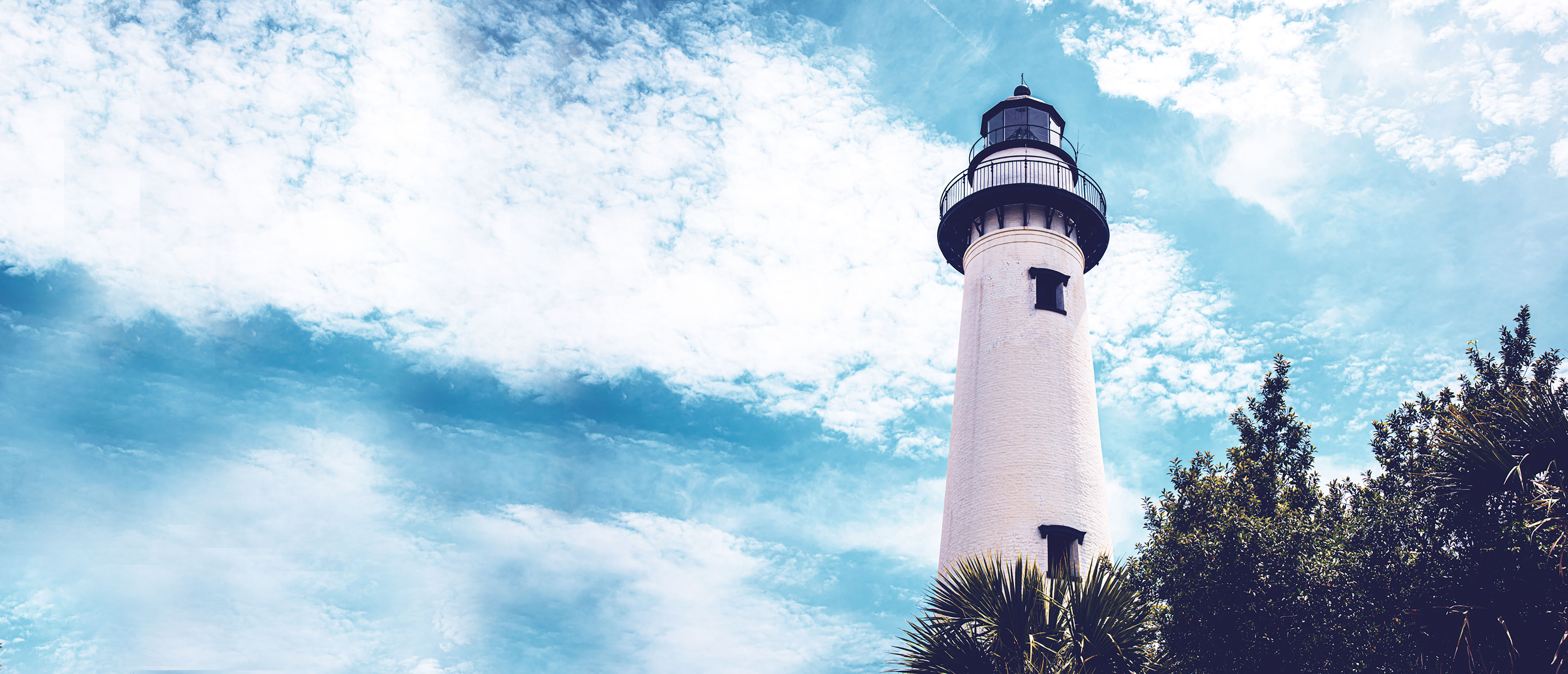 St. Simons Island lighthouse against a blue sky.